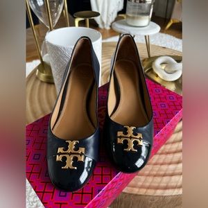 Size 6.5 Tory Burch Everly Cap Toe Blue Leather PUMPS Gold Logo Heel Shoes